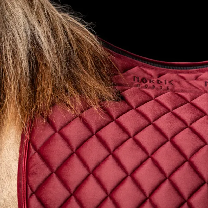 Nordic Horse Underlag Burgundy Velvet 